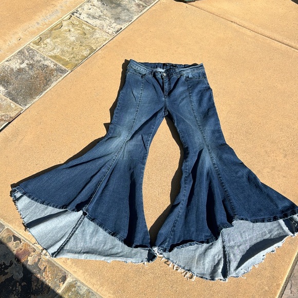 Extra wide Leg /bell bottom jeans!EUC - Picture 2 of 12